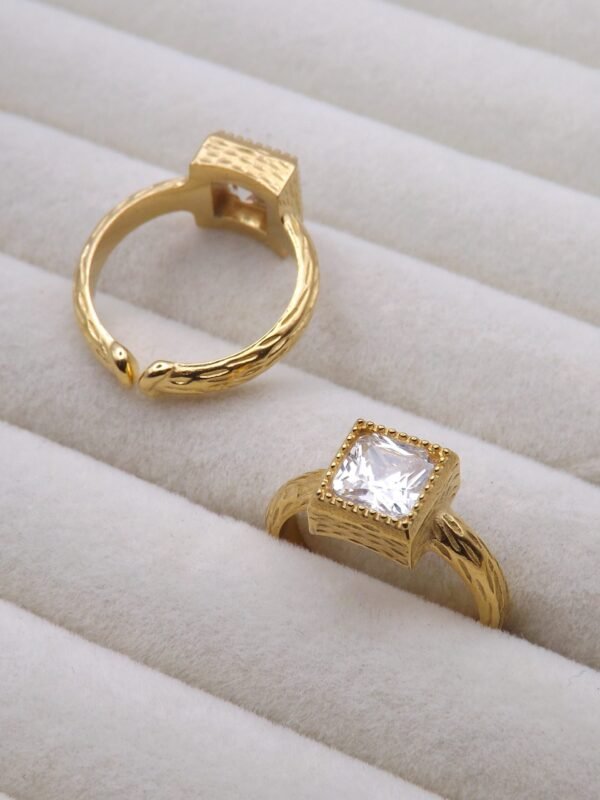 WHITE SQUARE ELEGANCE 18K gold plated ring